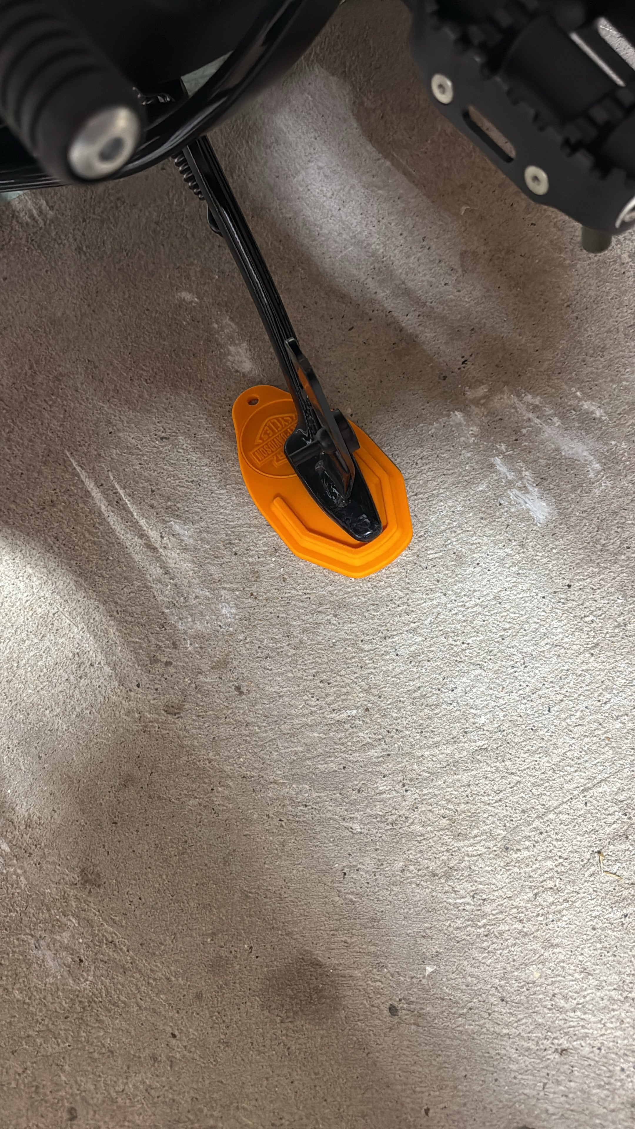 Kickstand plate